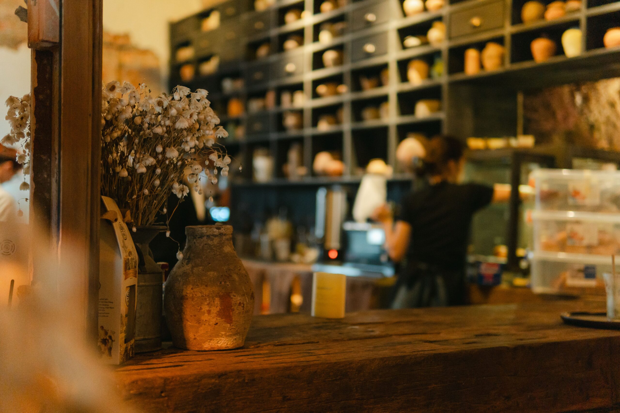 Commercial espresso machine features including boiler capacity, steam power, durability, and workflow design for café owners